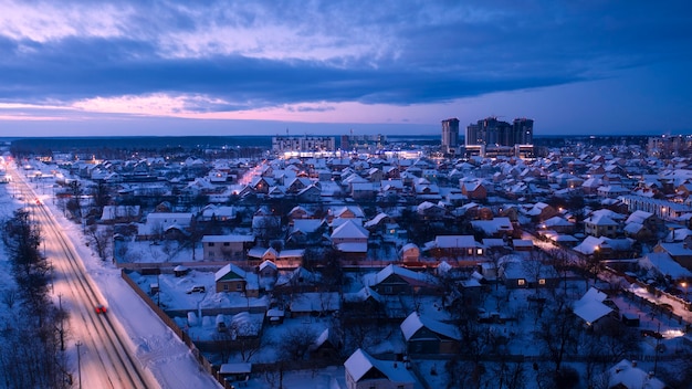 Paysage Urbain D'hiver. Rues Illuminées De La Banlieue Et Chalets.