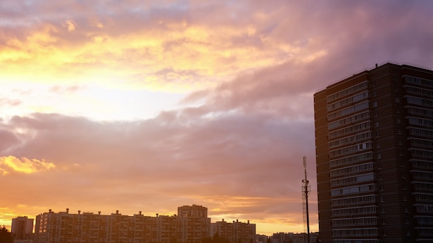 Paysage urbain d'horizon de coucher du soleil de soirée avec des nuages, lumière du soleil