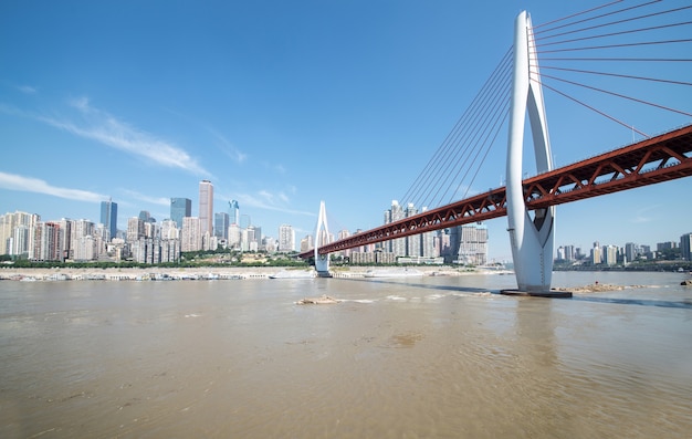 paysage urbain et horizon du centre-ville près de l&#39;eau de Chongqing
