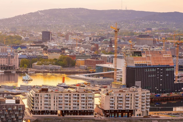 Paysage urbain d'horizon de ville de front de mer d'Oslo en Norvège au coucher du soleil