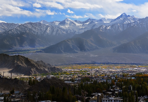 Paysage urbain de Leh Ladakh avec la lumière du soleil