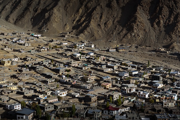 Paysage urbain de Leh Ladakh avec la lumière du soleil