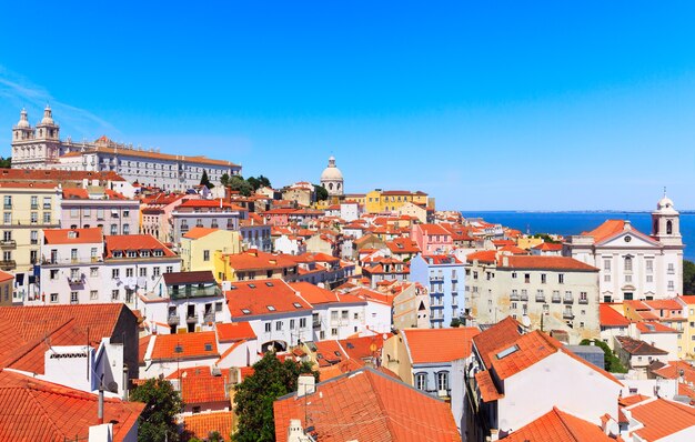 Photo paysage urbain de lisbonne, vue sur la vieille ville d'alfama, portugal