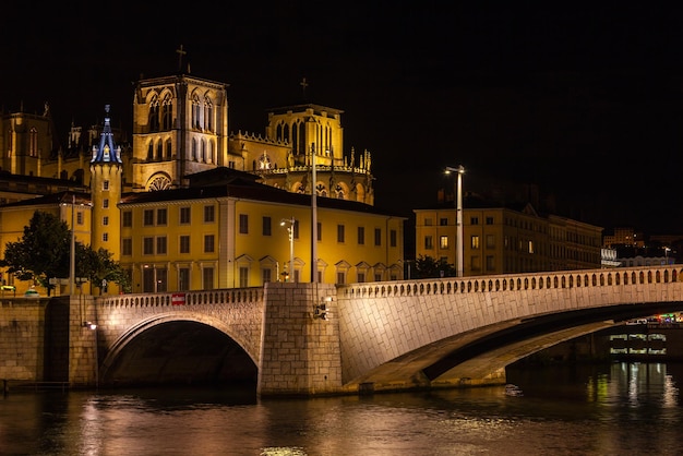 Paysage urbain de Lyon France avec des reflets dans l'eau la nuit