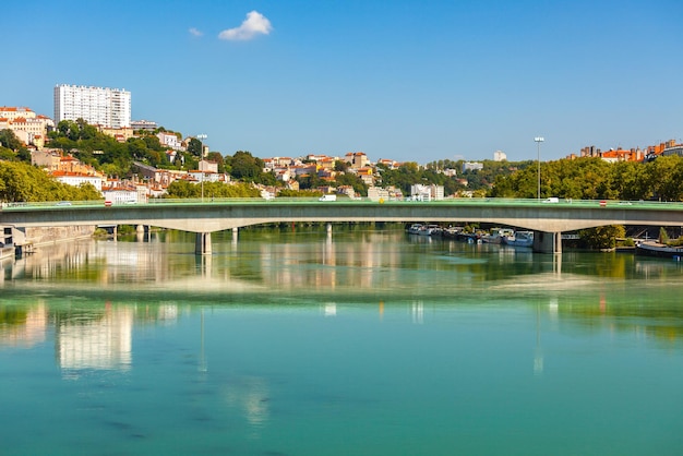 Paysage urbain de Lyon France avec des reflets dans l'eau