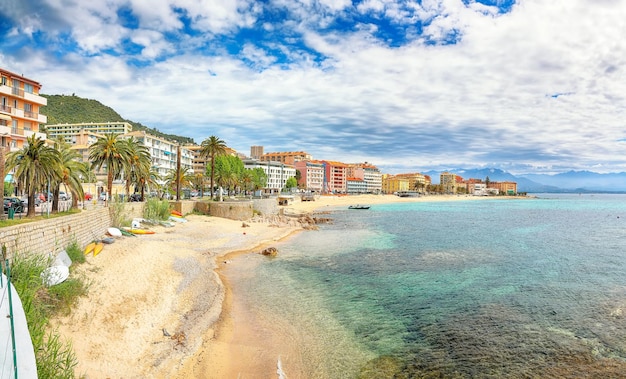 Un paysage urbain matinal étonnant du front de mer et de la ville d'Ajaccio