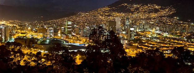 Paysage urbain de Medellin la nuit Colombie