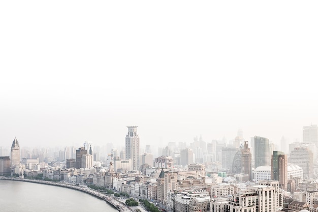 Paysage urbain moderne contre un ciel dégagé