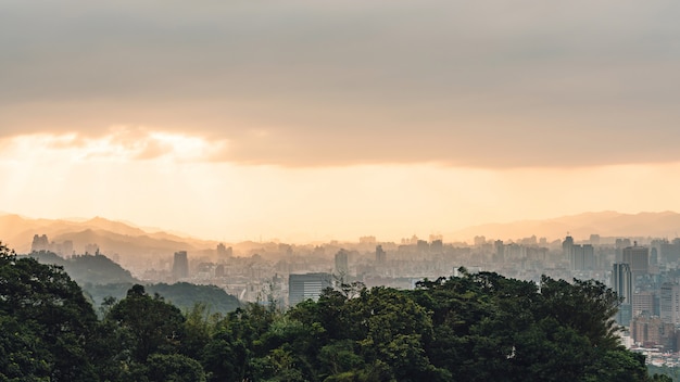 paysage urbain et montagnes avec la lumière du soleil quand le soleil se couche