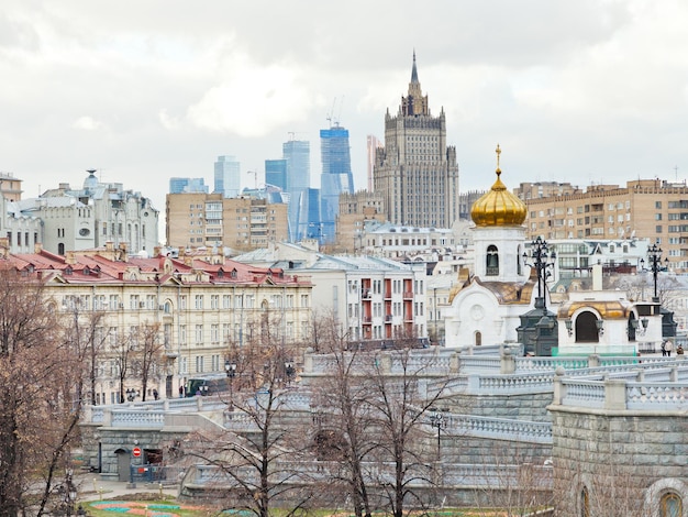 Paysage urbain de Moscou avec cathédrale et gratte-ciel