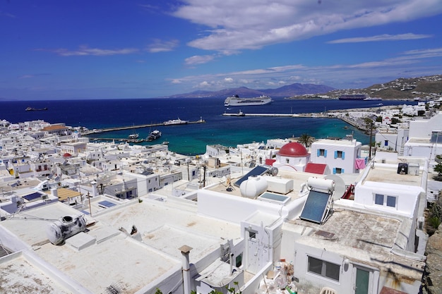 Paysage urbain de Mykonos avec maisons blanchies à la chaux et paquebot de croisière en mer Méditerranée Grèce