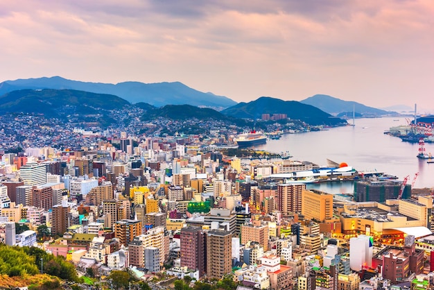 Le paysage urbain de Nagasaki au crépuscule