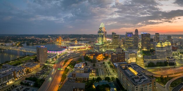 Paysage urbain nocturne de Cincinnati, Ohio, États-Unis. L'horizon du quartier du centre-ville avec de hauts gratte-ciel bien éclairés dans les mégapoles américaines modernes.