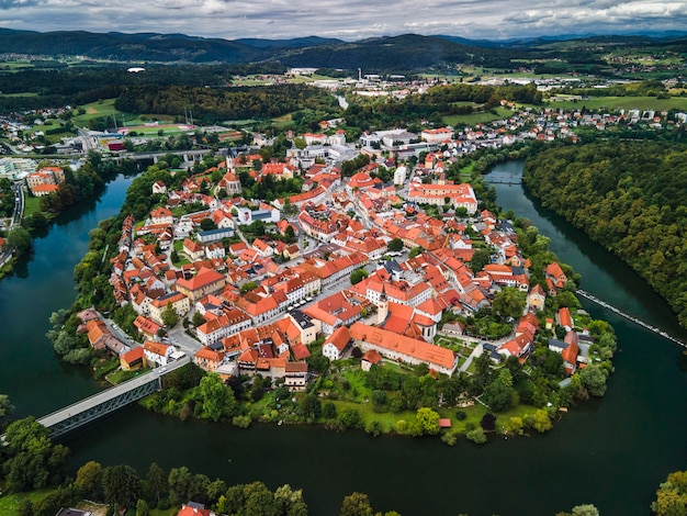 Paysage urbain de Novo Mesto au coude de la rivière Krka en Slovénie Région de la Basse-Carniole Vue aérienne par drone