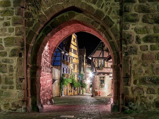 Le paysage urbain la nuit en Alsace est très beau et évocateur de l'époque médiévale