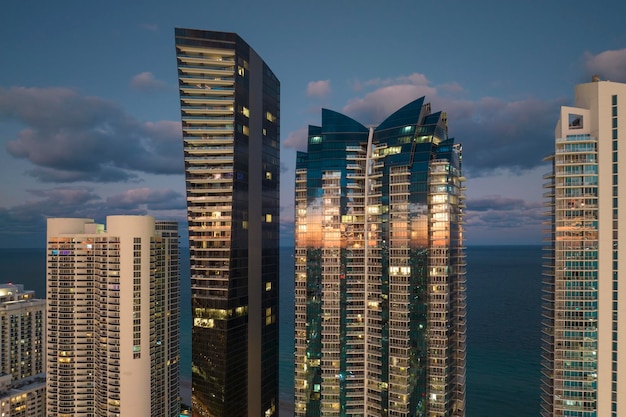 Paysage urbain de nuit du quartier du centre-ville de Sunny Isles Beach en Floride USA Skyline avec des gratte-ciel illuminés dans la mégapole américaine moderne