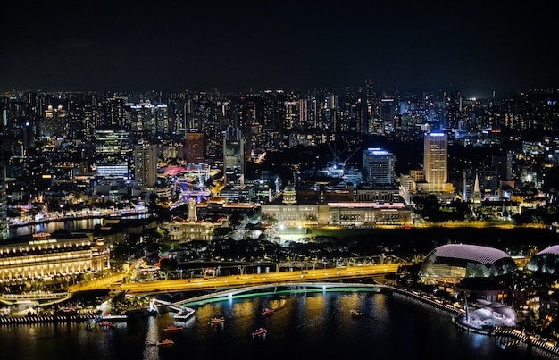 Paysage urbain de nuit et gratte-ciel à Singapour