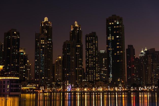 Paysage urbain de nuit de la ville de Dubaï aux Émirats Arabes Unis