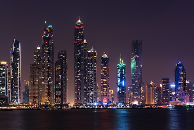 Paysage urbain de nuit de la ville de Dubaï, Émirats Arabes Unis