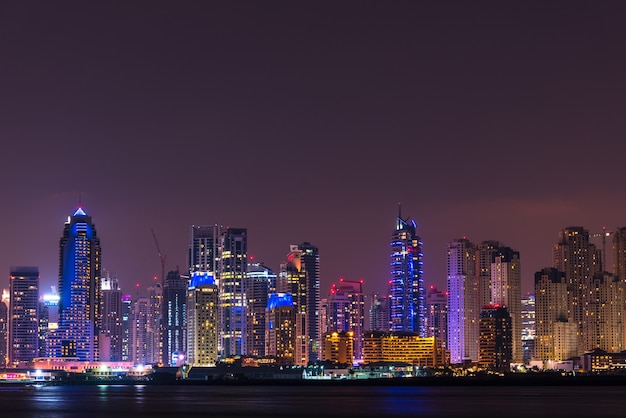 Paysage urbain de nuit de la ville de Dubaï, Émirats Arabes Unis