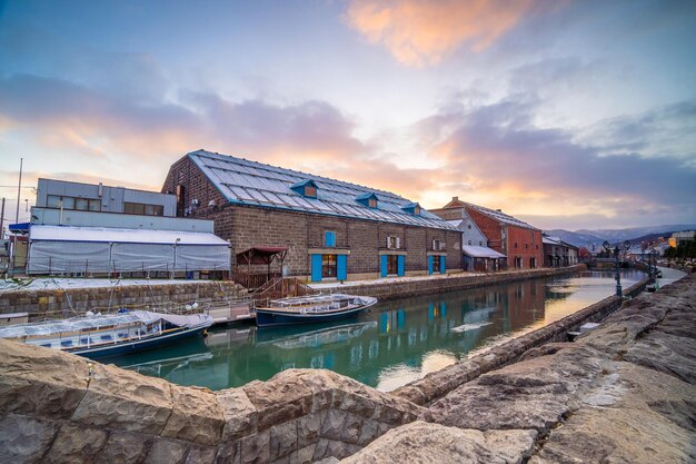 Photo le paysage urbain d'otaru, le canal japonais et l'entrepôt historique de sapporo