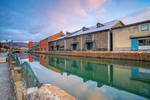 Photo le paysage urbain d'otaru, le canal japonais et l'entrepôt historique de sapporo