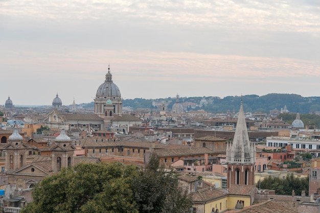 Paysage urbain panoramique aérien de Rome les toits des maisons
