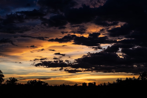 Paysage urbain panoramique au coucher du soleil