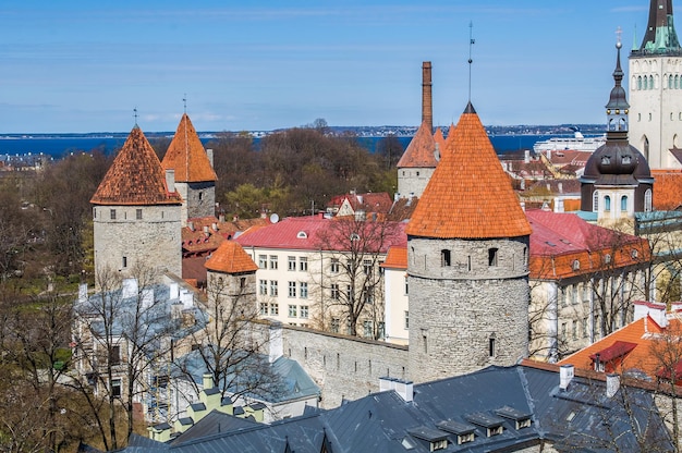 Paysage urbain panoramique avec la vieille ville médiévale église baptiste st olaf mur de la ville de tallinn tallinn estonie