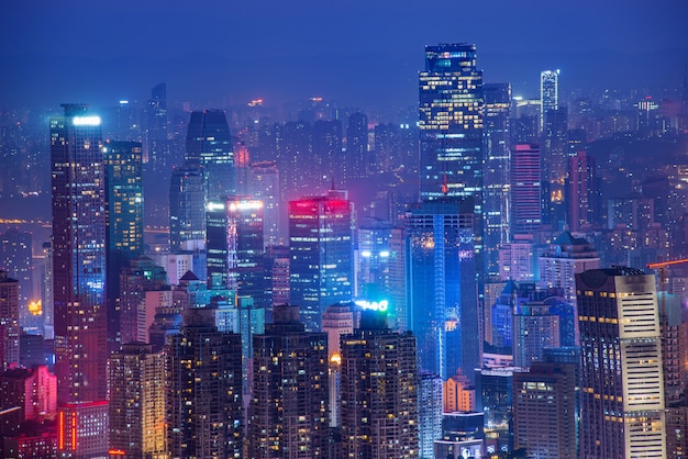 Paysage urbain panoramique, vue nocturne magnifique de la ville de Chongqing en Chine