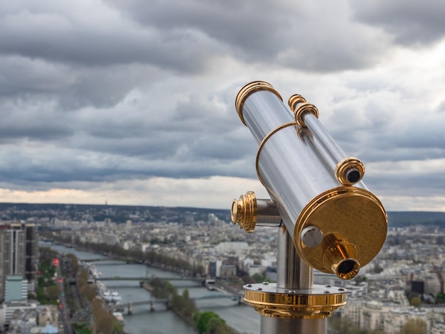 Paysage urbain parisien avec longue-vue depuis le point de vue de la Tour Eiffel Vue sur Seine avec ponts et Ile aux Cygnes