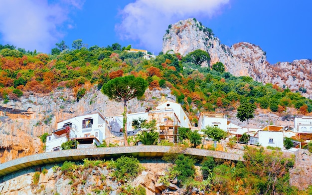 Paysage urbain et paysage avec architecture de villas et de maisons dans la ville de Positano sur la côte amalfitaine et la mer Tyrrhénienne, Italie en été. Voir près de Salerne. Vacances et vacances. Côte amalfitaine