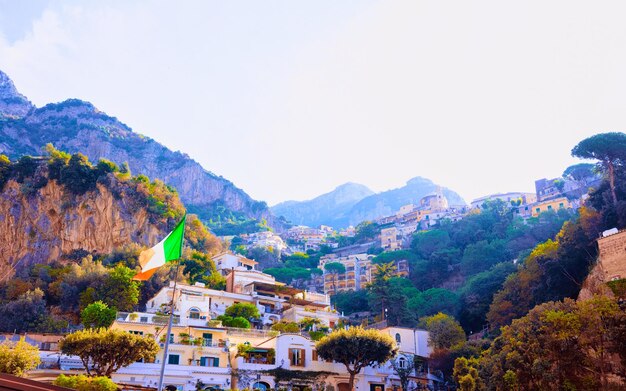 Paysage urbain et paysage côtier avec drapeau italien dans la ville de luxe de Positano sur la côte amalfitaine et la mer Tyrrhénienne en Italie en été. Vue sur la côte amalfitaine. Vacances et vacances près de Salerne.