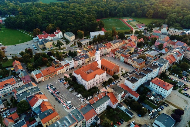 Paysage urbain de petite ville européenne, vue aérienne