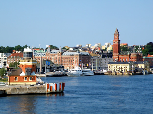 Paysage urbain pittoresque de Helsingborg, vue du ferry sur le détroit de Sound ou d&#39;Oresund, Helsingborg