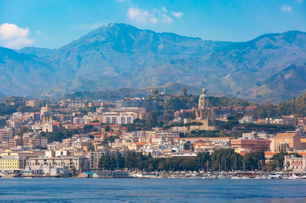 Paysage urbain et port de Messine, Sicile, Italie