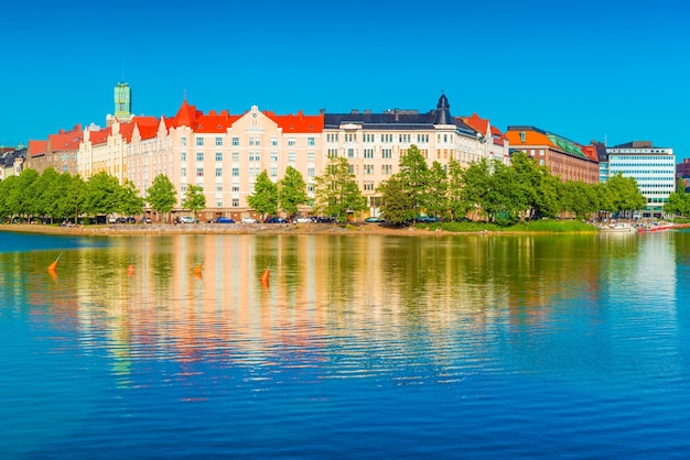 Paysage urbain reflété dans l'eau. Helsinki, Finlande