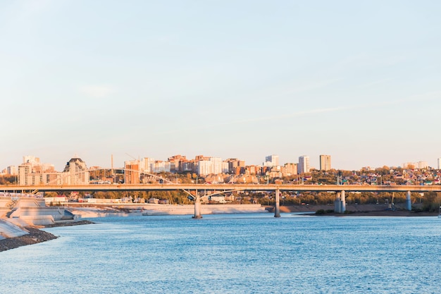 Photo paysage urbain, rivière bleue et pont sur fond d'appartements et de bâtiments élevés