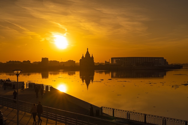 Paysage urbain. rivière et coucher de soleil. la ville de Nijni Novgorod au coucher du soleil au confluent des deux rivières Volga et Oka. Nijni Novgorod a 800 ans en 2021. dérive des glaces