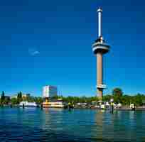 Photo paysage urbain de rotterdam avec euromast et nieuwe maas river