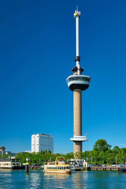 Photo le paysage urbain de rotterdam avec l'euromast et la nieuwe maas