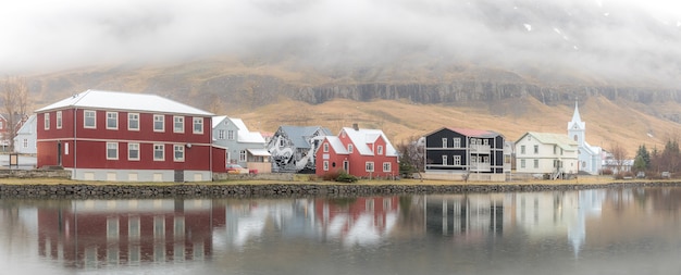 Paysage urbain de Seydisfjordur en Islande