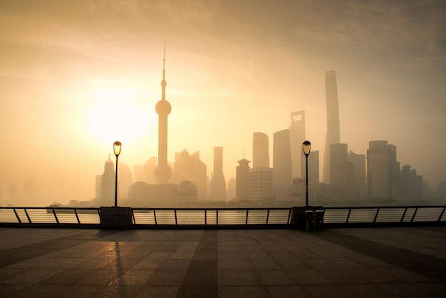 Paysage urbain de Shanghai skyline en matinée dans la zone de commerce du district des finances et des affaires de Luajiazui à Shanghai, en Chine.