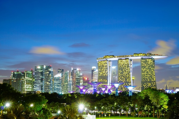 Paysage urbain de Singapour dans la nuit.