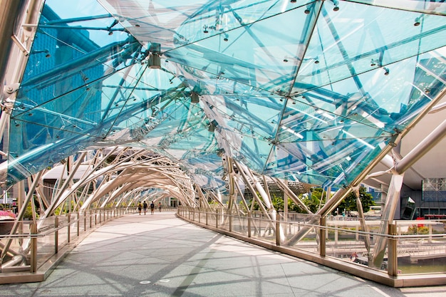 Paysage urbain de Singapour Le pont Helix est un pont piétonnier