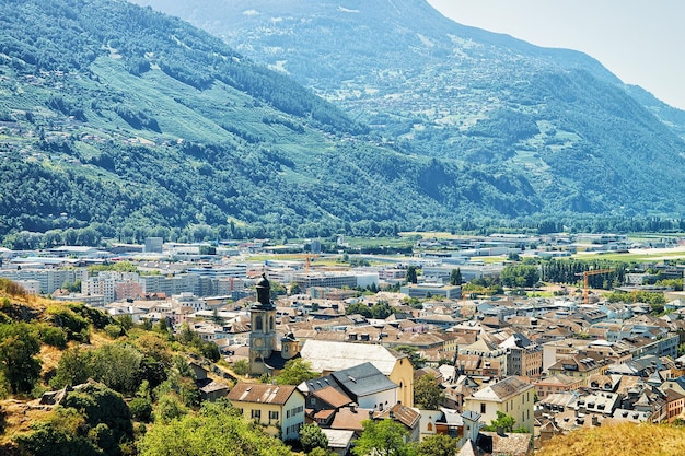 Paysage urbain de Sion avec vallée et montagnes des Alpes bernoises, canton du Valais, Suisse