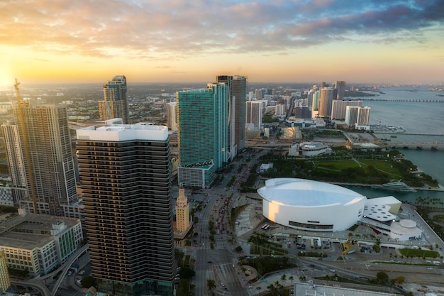 Paysage urbain en soirée du quartier du centre-ville de Miami Brickell en Floride États-Unis Skyline avec des gratte-ciel élevés dans la mégapole américaine moderne