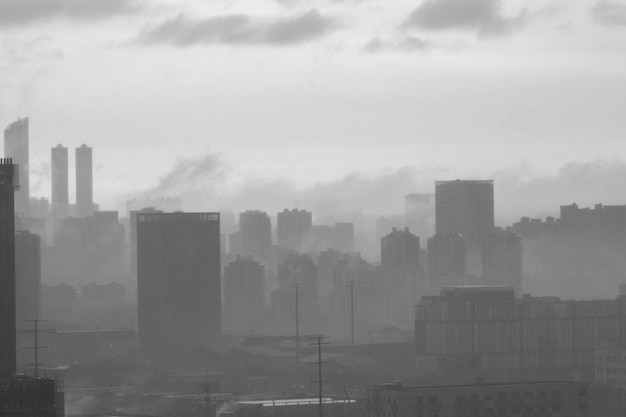 Photo le paysage urbain sous une pluie continue