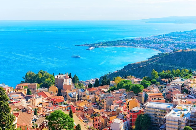 Photo paysage urbain de taormina à la mer méditerranée, sicile, italie