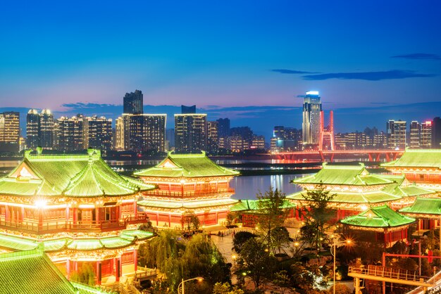 Paysage urbain et les toits du centre-ville près de l&#39;eau de chongqing pendant la nuit
